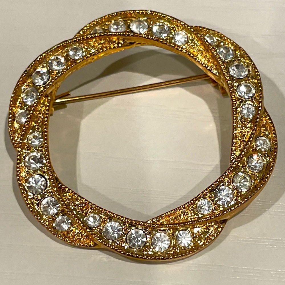 Vintage Signed Roman Gold Tone Swirled Circle Wreath Pin Brooch With Rhinestones